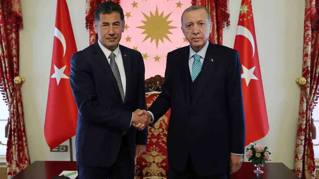 Sinan Ogan unterstützt Recep Tayyip Erdogan (r). - Bild: Turkish Presidency/AP/dpa