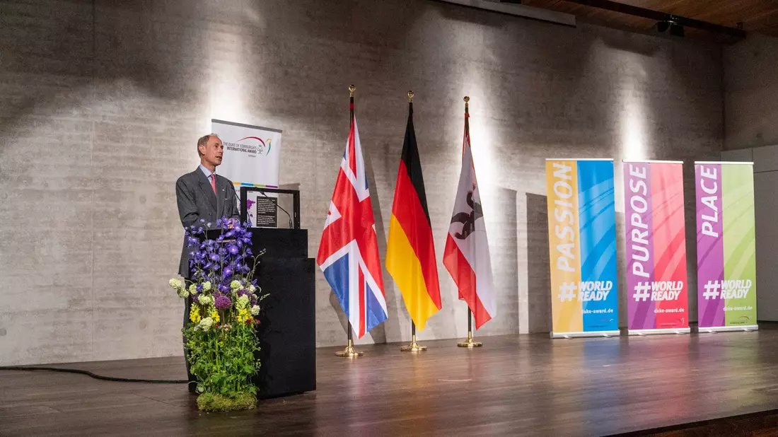 Prinz Edward trägt sich in das Goldene Buch der Stadt Berlin ein. Hinter ihm steht Kai Wegner, Regierender Bürgermeister von Berlin. - Bild: Christophe Gateau/dpa