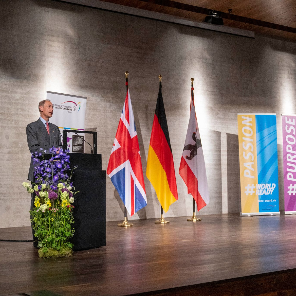 Prinz Edward trägt sich in das Goldene Buch der Stadt Berlin ein. Hinter ihm steht Kai Wegner, Regierender Bürgermeister von Berlin. - Foto: Christophe Gateau/dpa