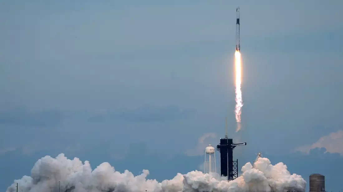 Start der Crew an Bord einer «Dragon»-Kapsel. - Bild: John Raoux/AP