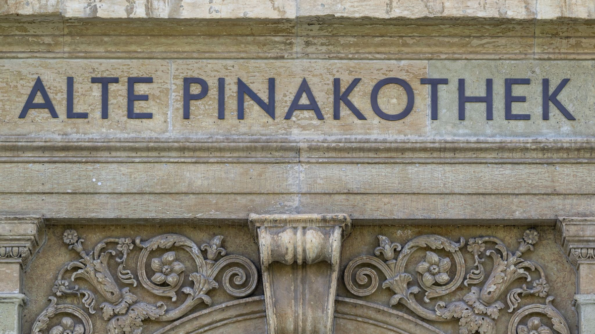 In der Alten Pinakothek kam es zu einer Klebe-Aktion der Letzten Generation. - Foto: Peter Kneffel/dpa