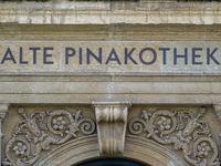 Sitze der Economy Class mit Bildschirmen während der Vorstellung von Lufthansa «Allegris» in einem Airbus A350-900. Mit dem Kunstbegriff «Allegris» ist ein neues Kabinenkonzept gemeint, das eine neue Bestuhlung für alle vier Reiseklassen der Langstreckenflugzeuge bedeutet soll. - Foto: Peter Kneffel/dpa