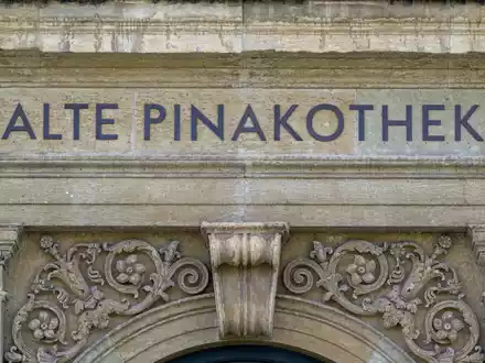 In der Alten Pinakothek kam es zu einer Klebe-Aktion der Letzten Generation. - Foto: Peter Kneffel/dpa