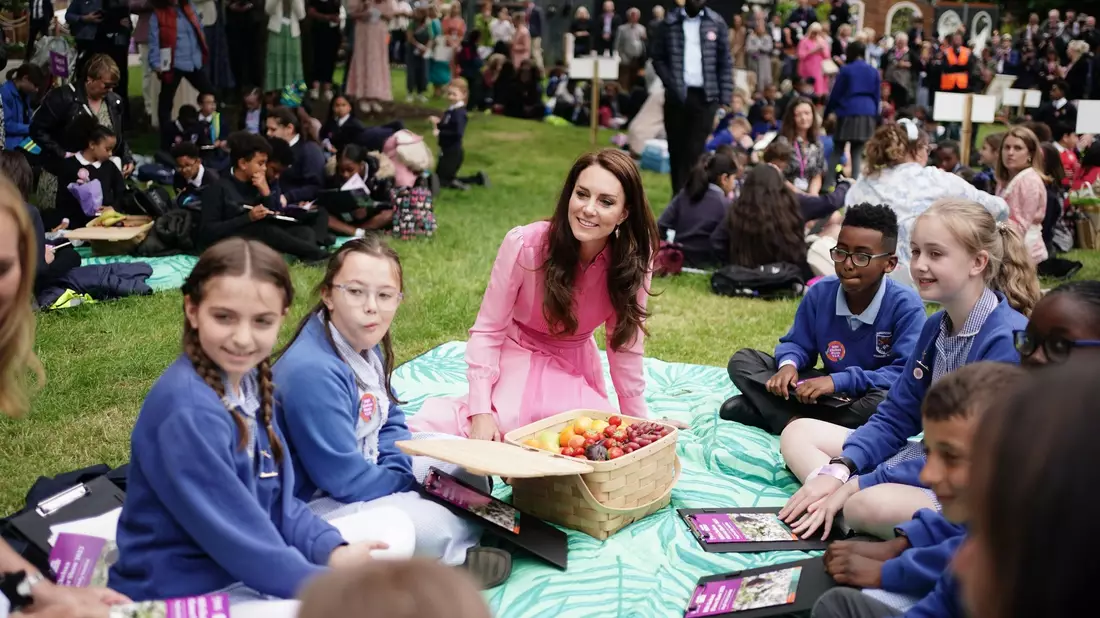 Ein Picknick mit Prinzessin Kate. - Bild: Jordan Pettitt/PA Wire/dpa