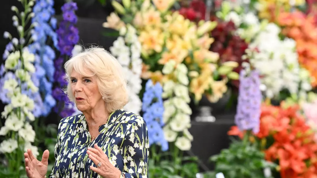 Ein Meer von Blumen: Königin Camilla besucht die Chelsea Flower Show. - Bild: Toby Melville/PA Wire/dpa