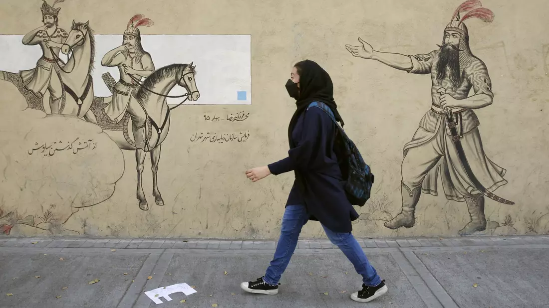 Straßenszene aus Teheran: Die Kopftuchpflicht wird seit Mitte April dieses Jahres strenger von der iranischen Polizei kontrolliert, dabei kommt auch Videoüberwachung zum Einsatz. - Bild: ---/dpa