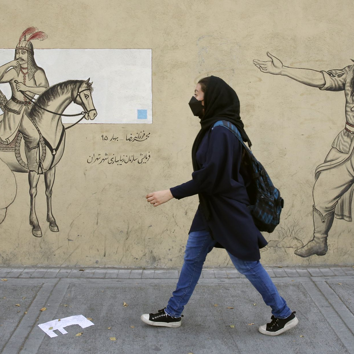 Straßenszene aus Teheran: Die Kopftuchpflicht wird seit Mitte April dieses Jahres strenger von der iranischen Polizei kontrolliert, dabei kommt auch Videoüberwachung zum Einsatz. - Foto: ---/dpa