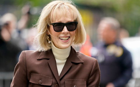 Eine New Yorker Geschworenenjury sieht es als erwiesen an, dass Donald Trump die US-Autorin E. Jean Carroll 1996 sexuell missbrauchte. - Foto: John Minchillo/AP/dpa