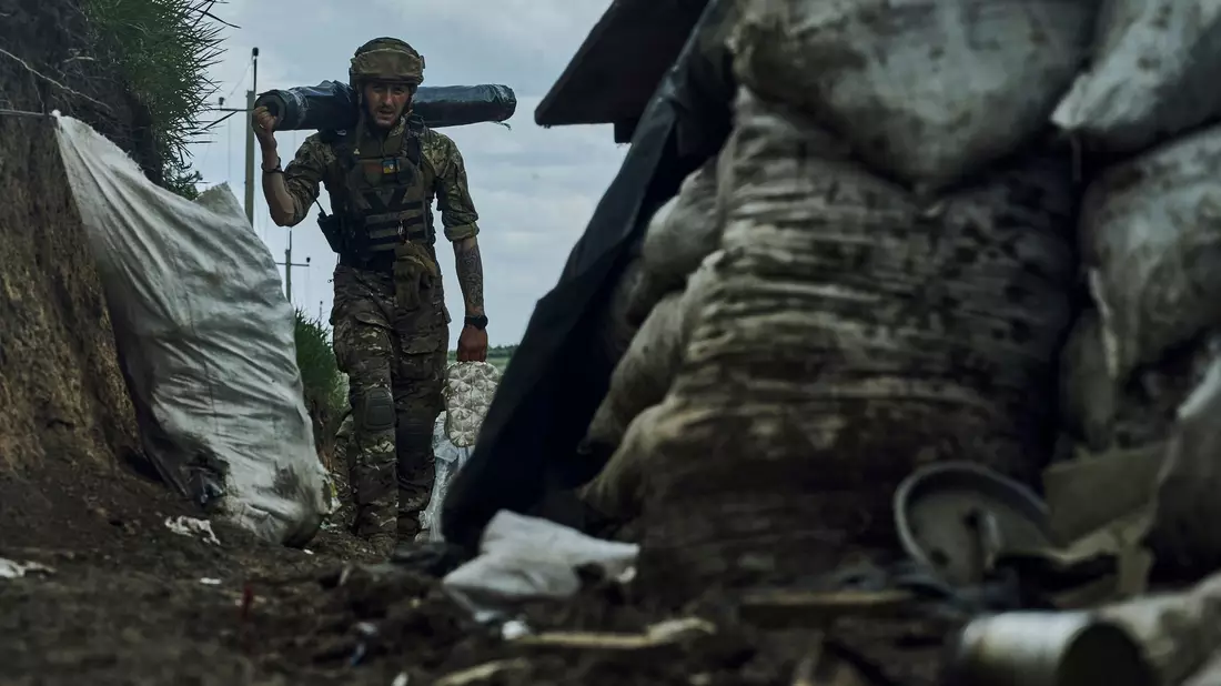 Ein ukrainischer Soldat der 3. Separatistenbrigade ruht sich nahe der Front bei Bachmut aus. - Bild: LIBKOS/AP