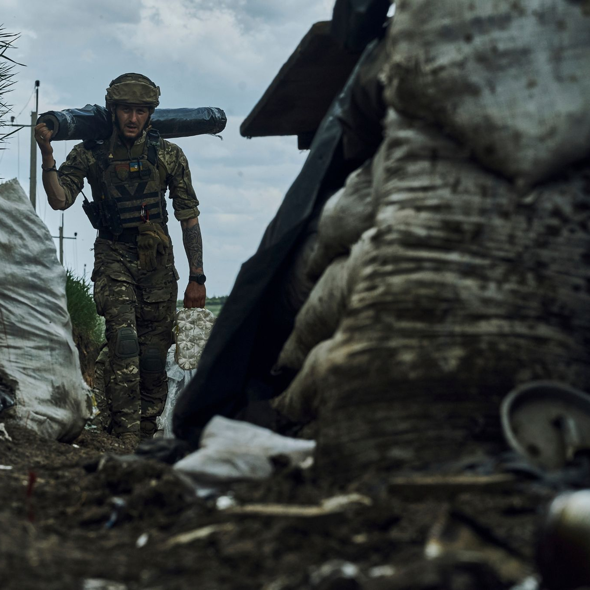 Ein ukrainischer Soldat der 3. Separatistenbrigade ruht sich nahe der Front bei Bachmut aus. - Foto: LIBKOS/AP