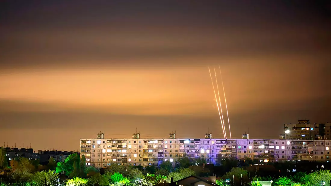 Von der russischen Grenzstadt Belgorod aus werden immer wieder Raketen auf die Ukraine geschossen. - Bild: Vadim Belikov/AP/dpa