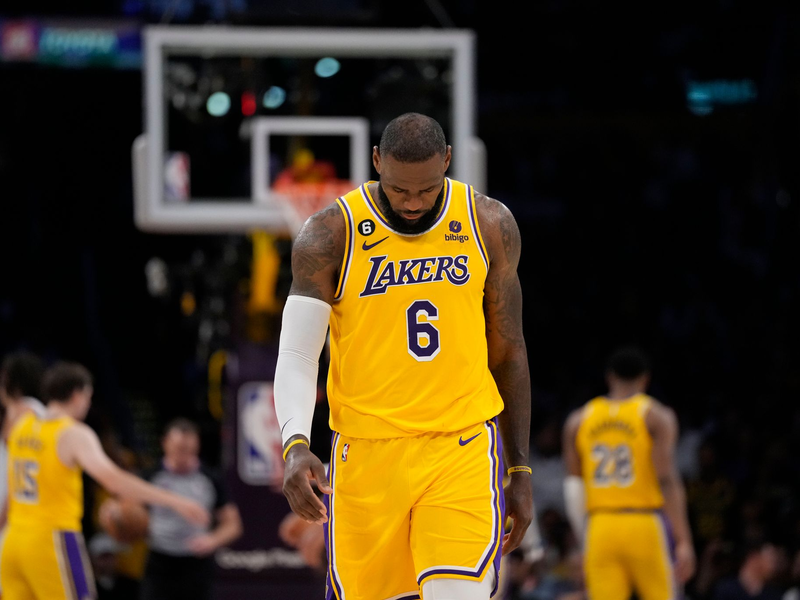 LeBron James war nach dem Playoff-Aus der Los Angeles Lakers enttäuscht. - Foto: Ashley Landis/AP