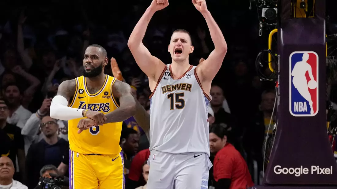 Nikola Jokic von den Denver Nuggets jubelt nach dem Sieg gegen die Los Angeles Lakers um Superstar LeBron James (l). - Bild: Ashley Landis/AP