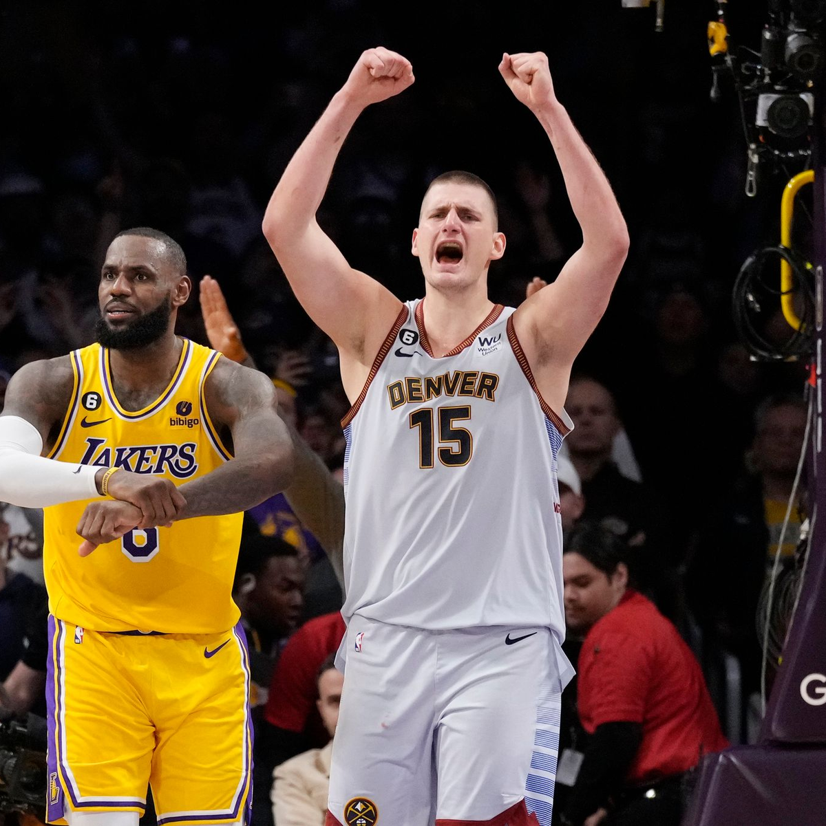 Nikola Jokic von den Denver Nuggets jubelt nach dem Sieg gegen die Los Angeles Lakers um Superstar LeBron James (l). - Foto: Ashley Landis/AP