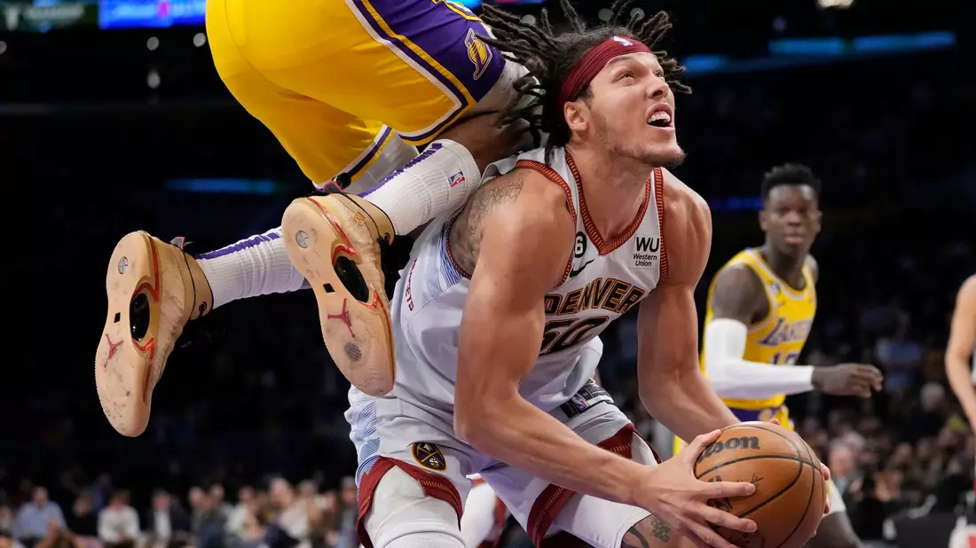 Aaron Gordon von den Denver Nuggest (unten) wird von Lakers-Spieler Rui Hachimura gefoult. - Bild: Ashley Landis/AP