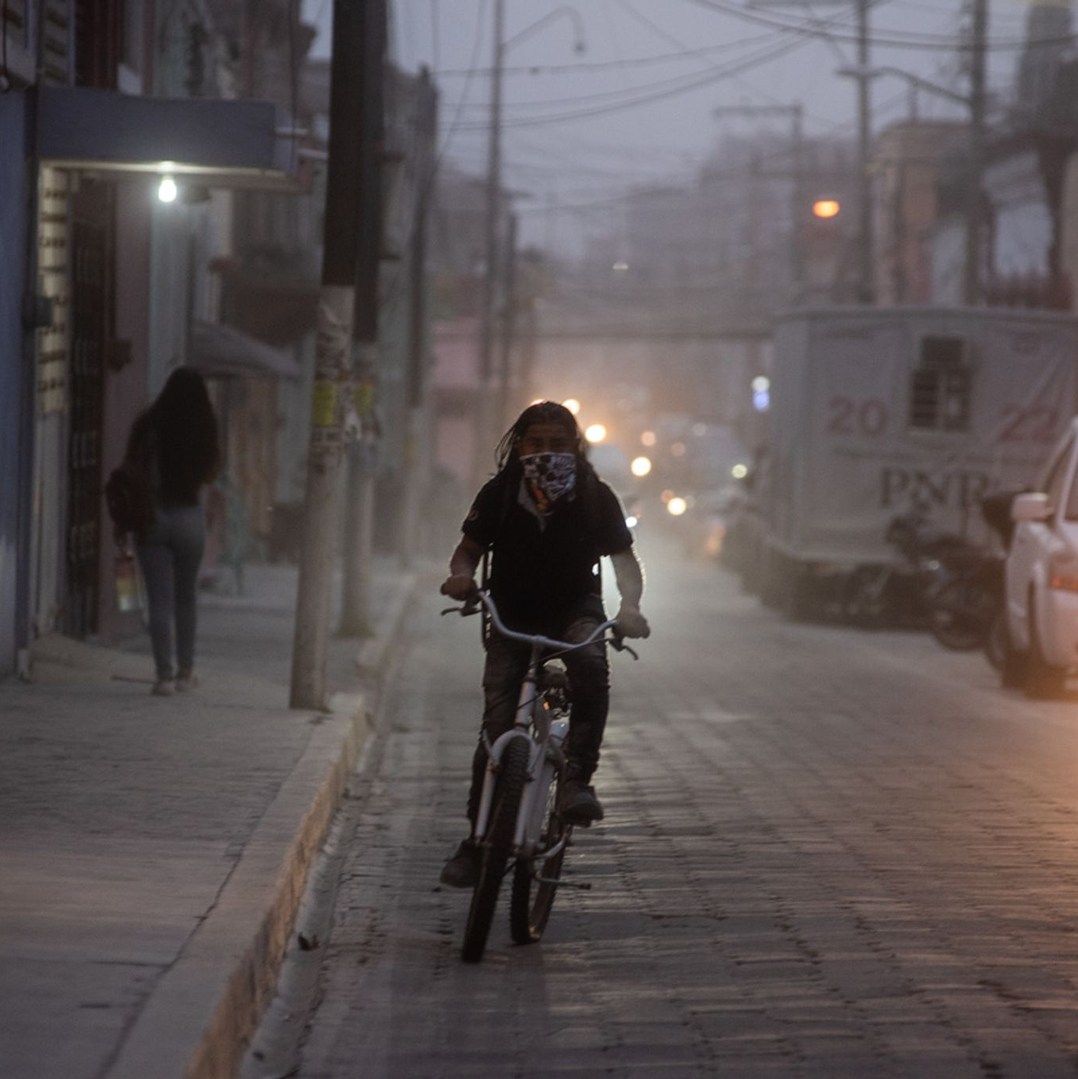 Vulkanasche in Atlixco. Mehr als 40 Städte in Mexiko befinden sich aufgrund der vulkanischen Aktivität des Popocatépetl im Ausnahmezustand. - Foto: Hector Adolfo Quintanar Perez/ZUMA Press Wire/dpa