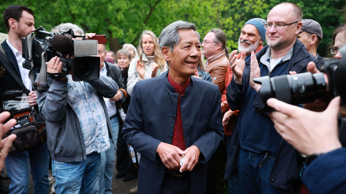 Wegen Volksverhetzung vor Gericht: Corona-Kritiker Sucharit Bhakdi (m). - Foto: Christian Charisius/dpa