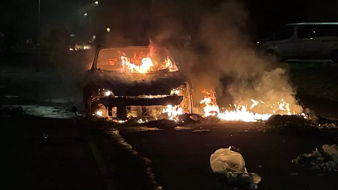 Nach einem schweren Verkehrsunfall im walisischen Cardiff kam es in der Nacht zu schweren Ausschreitungen. - Bild: Bronwen Weatherby/PA Wire/dpa