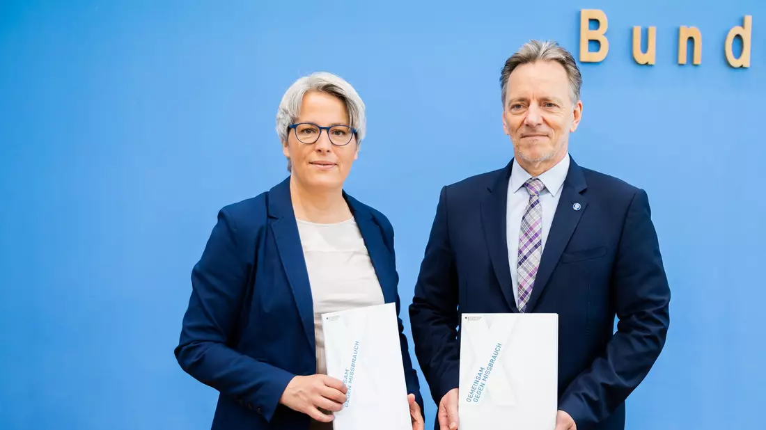 Kerstin Claus (l), die unabhängige Beauftragte für Fragen des sexuellen Kindesmissbrauchs, und BKA-Präsident Holger Münch stellen die Zahlen kindlicher Gewaltopfer vor. - Bild: Christoph Soeder/dpa