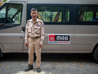 Ein Lager für Blindgänger im Dorf Ha Tay ist mit einem Warnschild mit Totenkopfsymbol markiert. - Foto: Chris Humphrey/dpa