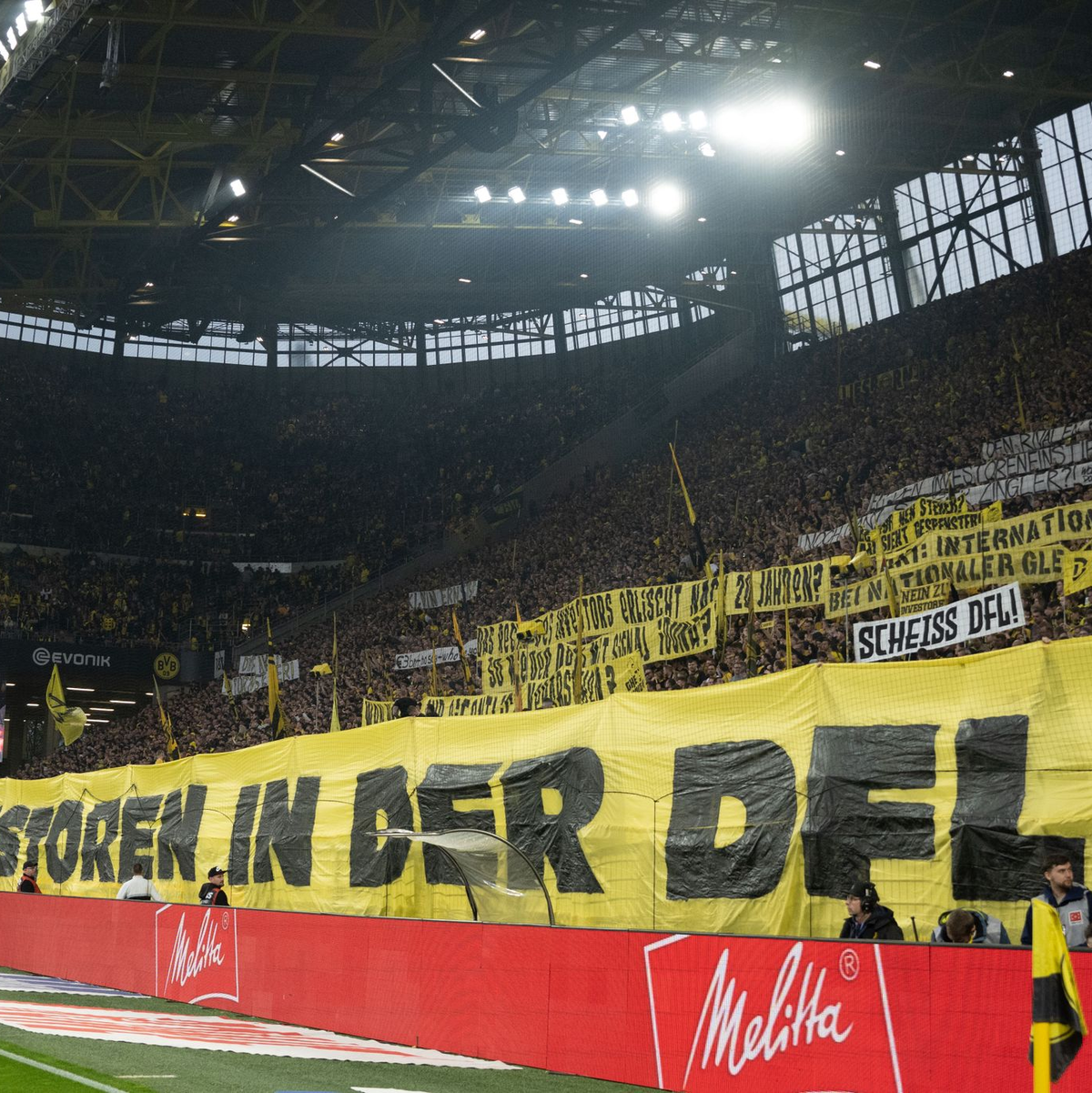 Dortmunds Fans demonstrieren gegen Investoren in der DFL. - Foto: Bernd Thissen/dpa