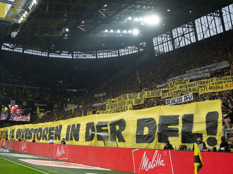 Dortmunds Fans demonstrieren gegen Investoren in der DFL. - Foto: Bernd Thissen/dpa