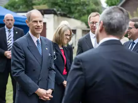 Prinz Edward (l) wird am Alexander Haus in GroĂ Glienicke begrĂŒĂt. - Foto: Hannes P Albert/dpa