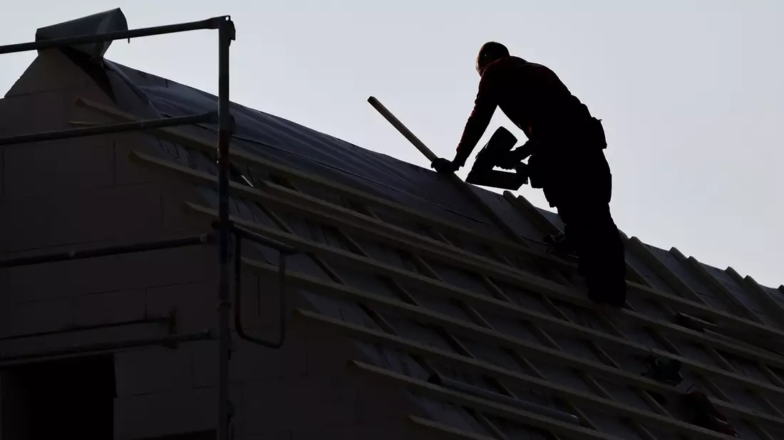 Ein Dachdecker arbeitet auf einem Einfamilienhaus. Das eigene Häuschen bleibt für viele Menschen vorerst ein Traum. - Bild: Jan Woitas/dpa