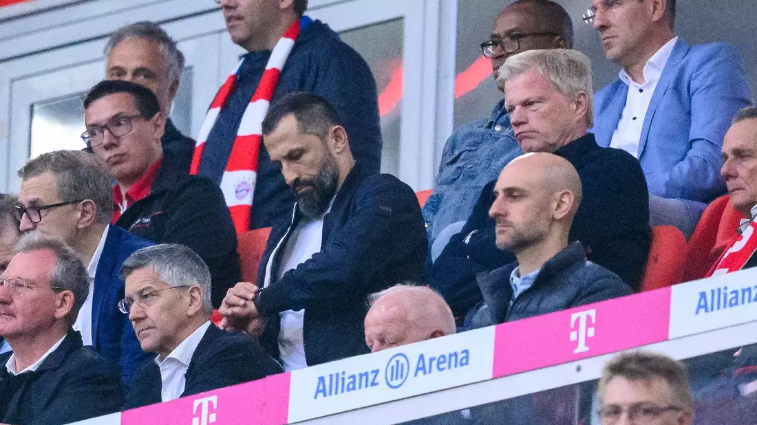 Bayern-Sportvorstand Hasan Salihamidzic (l) und Münchens Vorstandsvorsitzender Oliver Kahn stehen enorm unter Druck. - Bild: Tom Weller/dpa