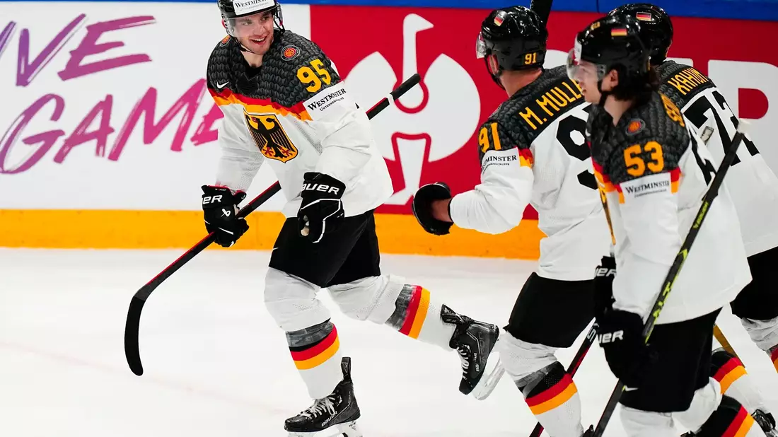 Frederik Tiffels (l) feiert sein Tor zum 2:0 mit seinen Teamkollegen. - Bild: Pavel Golovkin/AP/dpa