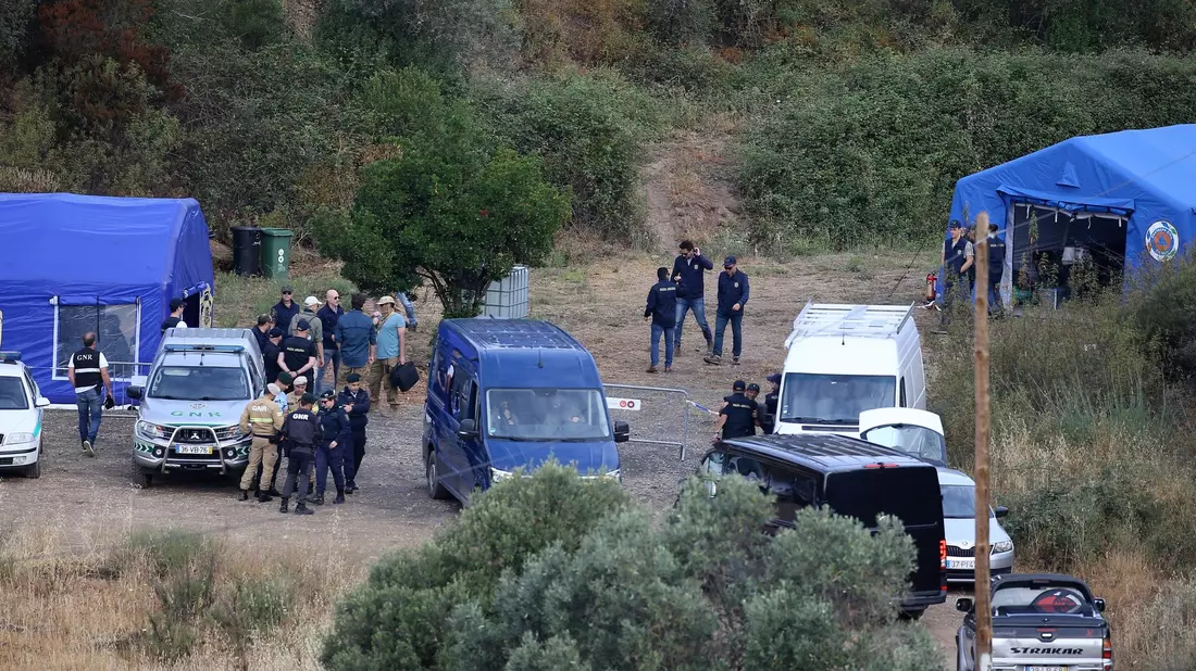 Die portugiesische Polizei bei Untersuchungen in dem Gebiet, wo die Dreijährige zuletzt lebend gesehen wurde. - Bild: Joao Matos/AP