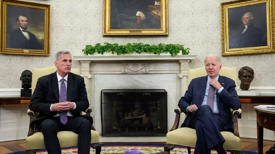 US-Präsident Joe Biden trifft sich mit Kevin McCarthy, Sprecher des Repräsentantenhauses, um über die Schuldenobergrenze zu sprechen. - Bild: Alex Brandon/AP