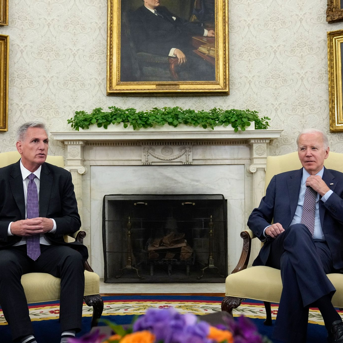 US-Präsident Joe Biden trifft sich mit Kevin McCarthy, Sprecher des Repräsentantenhauses, um über die Schuldenobergrenze zu sprechen. - Foto: Alex Brandon/AP