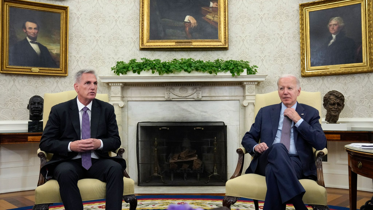 US-Präsident Joe Biden trifft sich mit Kevin McCarthy, Sprecher des Repräsentantenhauses, um über die Schuldenobergrenze zu sprechen. - Foto: Alex Brandon/AP