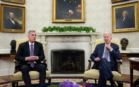 US-Präsident Joe Biden trifft sich mit Kevin McCarthy, Sprecher des Repräsentantenhauses, um über die Schuldenobergrenze zu sprechen. - Foto: Alex Brandon/AP