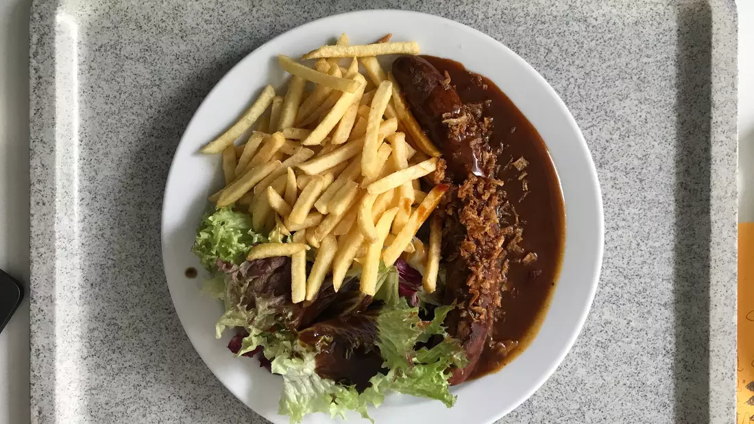 Bei dem Kantinenbetreiber Apetito verliert die Currywurst an Beliebtheit. - Bild: Christian Charisius/dpa