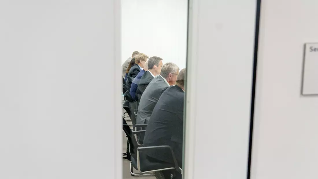 Die Vertreter der Deutschen Bahn AG sitzen hinter verschlossenen Türen im Verhandlungsraum. - Bild: Andreas Arnold/dpa