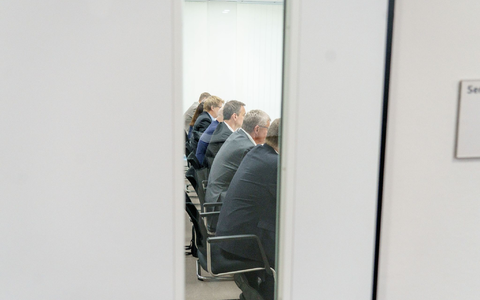 Die Vertreter der Deutschen Bahn AG sitzen hinter verschlossenen Türen im Verhandlungsraum. - Foto: Andreas Arnold/dpa