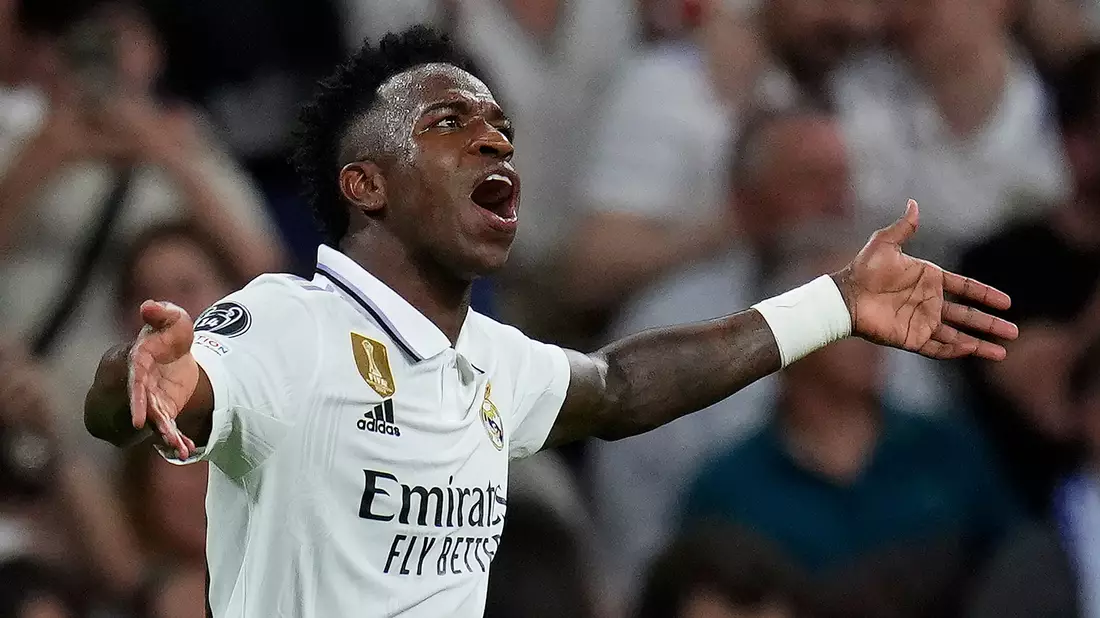 Vinicius steht bei Real Madrid unter Vertrag und wird immer wieder in Stadien rassistisch beleidigt. - Bild: Manu Fernandez/AP/dpa