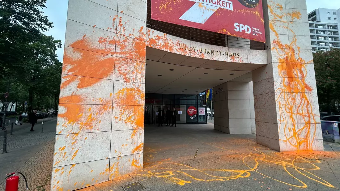 Klimaaktivisten haben die SPD-Zentrale in Berlin mit Farbe beschmiert. - Bild: Sven Käulen/TNN/dpa