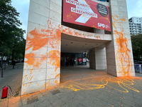 Klimaaktivisten haben die SPD-Zentrale in Berlin mit Farbe beschmiert. - Foto: Sven Käulen/TNN/dpa