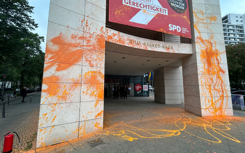 Klimaaktivisten haben die SPD-Zentrale in Berlin mit Farbe beschmiert. - Foto: Sven Käulen/TNN/dpa