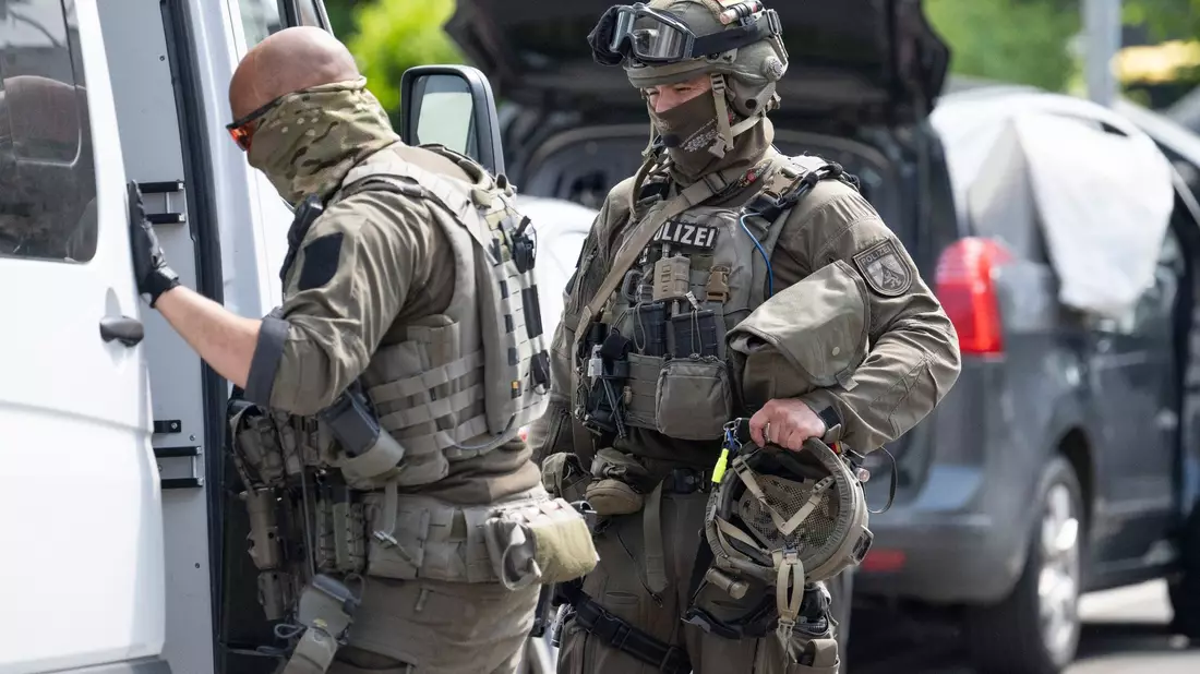 SEK-Einsatz in Nierstein. - Bild: Boris Roessler/dpa