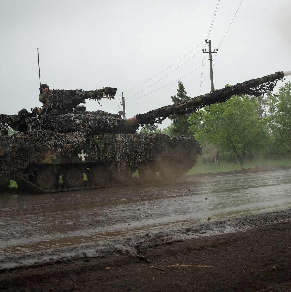 Ein ukrainischer Soldat blickt von seiner Position in der Nähe von Bachmut aus einem Panzer hinaus. - Foto: Efrem Lukatsky/AP