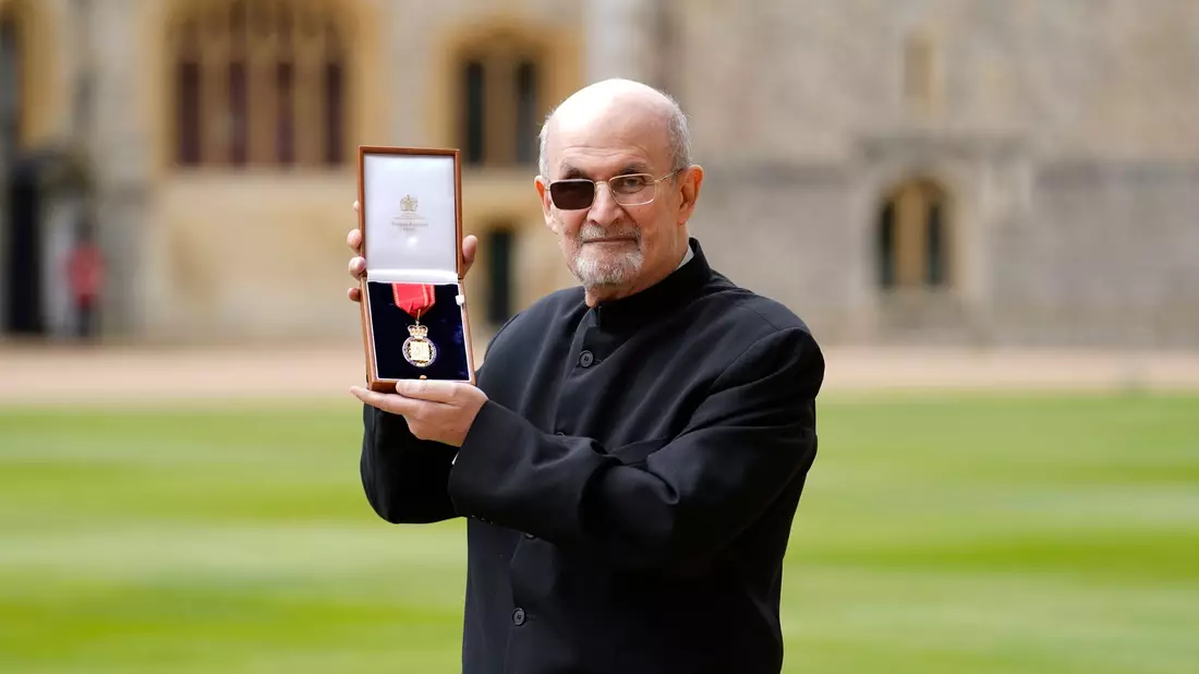 Sir Salman Rushdie ist auf Schloss Windsor für seine Verdienste um die Literatur geehrt worden. - Bild: Andrew Matthews/PA Pool/AP/dpa