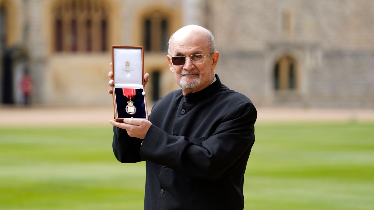 Sir Salman Rushdie ist auf Schloss Windsor für seine Verdienste um die Literatur geehrt worden. - Foto: Andrew Matthews/PA Pool/AP/dpa