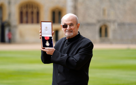 Sir Salman Rushdie ist auf Schloss Windsor für seine Verdienste um die Literatur geehrt worden. - Foto: Andrew Matthews/PA Pool/AP/dpa