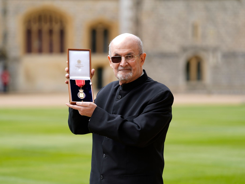 Sir Salman Rushdie ist auf Schloss Windsor für seine Verdienste um die Literatur geehrt worden. - Foto: Andrew Matthews/PA Pool/AP/dpa