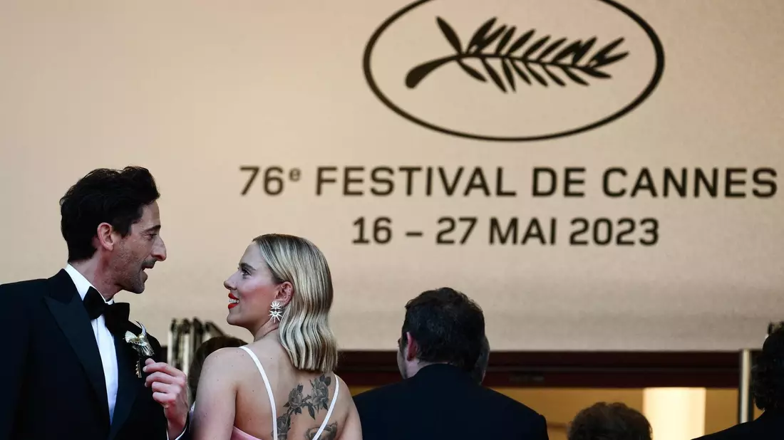 Im Fokus: Scarlett Johansson auf dem roten Teppich. - Bild: Christophe Simon/AFP/dpa