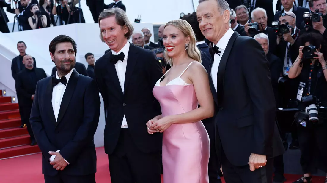 Männer ohne Handy: Bryan Cranston (l) und Matt Dillon (r). Männer mit Handy: Wes Anderson (2.v.l) und Adrien Brody. - Bild: Joel C Ryan/Invision/AP/dpa